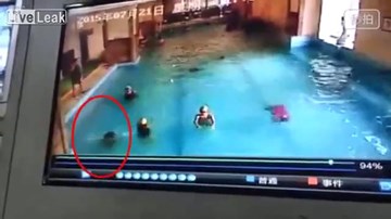 Tự nổi trên mặt nước - kỹ năng bố mẹ nhất định phải dạy con