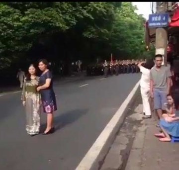 2 người phụ nữ chặn đường đoàn diễu binh... để chụp ảnh