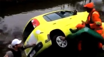 Ném ô tô xuống kênh vì lái xe gây tai nạn cho đồng nghiệp