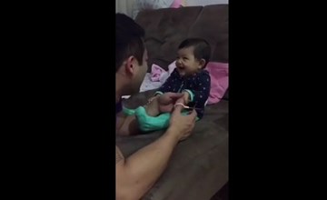 Bé gái ranh mãnh trêu bố