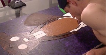 Người đàn ông vẽ tranh bằng... lưỡi