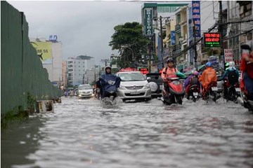 Sài Gòn ngập như sông, dân vật vã 'bơi' trên phố