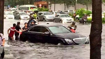 Người Sài Gòn ngụp lặn trong nước