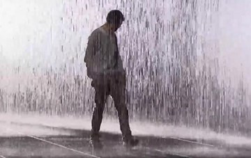 Nên chạy hay đi chậm dưới mưa để bị ướt ít nhất?