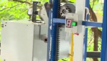 Sinh viên cơ khí phát triển hệ thống thang máy điều khiển từ xa
