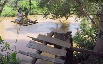 Thót tim cảnh bà bầu đu dây qua sông ở Gia Lai