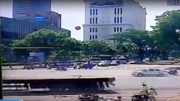 Xe container tông nát ô tô đang chờ đèn đỏ