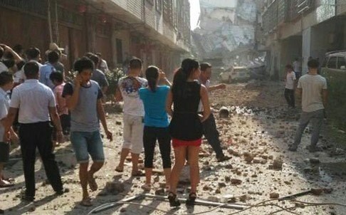 Xe nát, nhà sập trong vụ đánh bom ở TQ