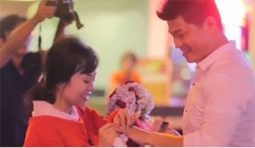 Cô gái mặc đồ thú bông, nhảy flashmob cầu hôn bạn trai