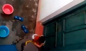 Cô giáo để trẻ mầm non nhặt rác ăn ngoài cửa