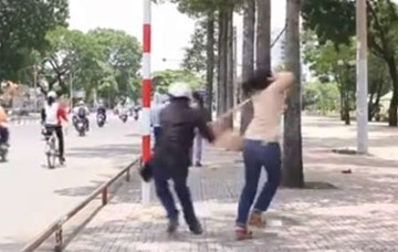 Cô gái mặc váy ngắn ngã nhiều vòng trên phố vì bị cướp