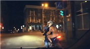 Thiếu nữ khỏa thân trên xe máy giữa đường