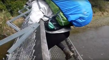 Vừa tới giữa cầu thì cáp treo đứt phựt