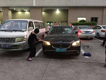 Giận chồng cặp bồ, vợ đập nát xế xịn hơn 3 tỷ