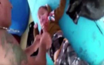 Bé tị nạn 18 tháng được ngư dân cứu sống