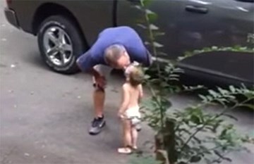 Clip bé 3 tuổi chào bố đi làm