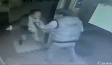 Quấy rối thiếu phụ bị chồng 'đầu gấu' đánh túi bụi
