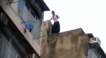 Thiếu phụ được người công nhân cứu mạng