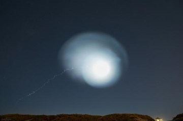 Dân Mỹ hốt hoảng về ánh sáng bí ẩn trên bầu trời California