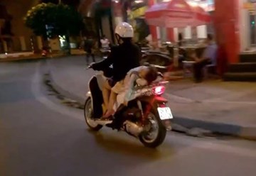 Thót tim cảnh mẹ chạy xe một tay chở con ngủ gục sau yên xe như 