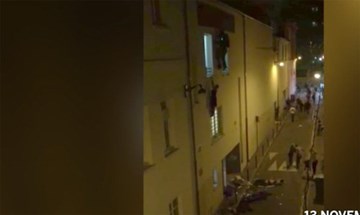 Khủng bố bắn người hoảng loạn chạy khỏi nhà hát ở Paris