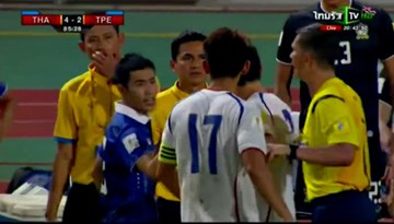 Nóng mắt, Kiatisuk suýt tẩn cầu thủ Đài Loan