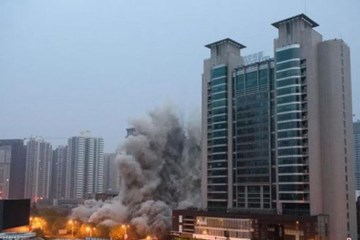 Đánh sập nhà 27 tầng xây trái phép trong tích tắc