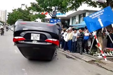Hà Nội: Ôtô lộn một vòng trên không sau cú đâm kinh hoàng