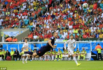 Ngắm bàn gỡ hòa đẹp như tranh của Van Persie