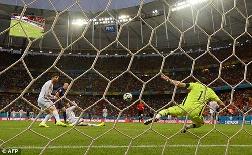 Clip bàn thắng nâng tỷ số lên 2-1 của Roben