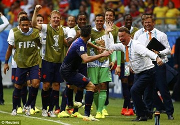Cú đúp của Van Persie nâng tỷ số lên 4-1