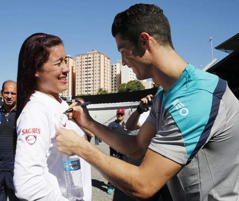 Ronaldo ký tặng lên ngực fan nữ