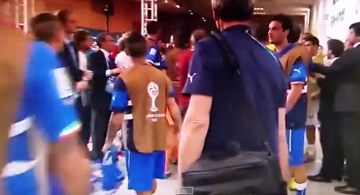 Cầu thủ Italia và Costa Rica xô xát trong đường hầm