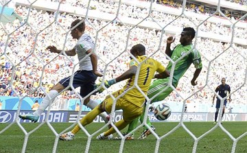 Joseph Yobo phản lưới nhà