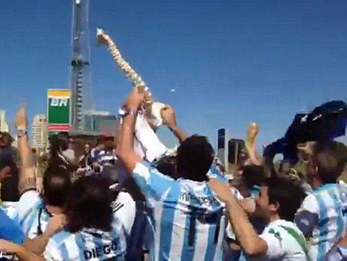 CĐV Argentina dùng xương sống giả chế giễu Neymar