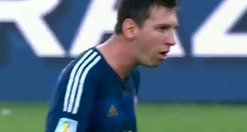 Đuối sức, Messi nôn ngay trên sân
