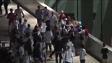 CĐV Argentina giận dữ tẩn nhau sau trận đấu