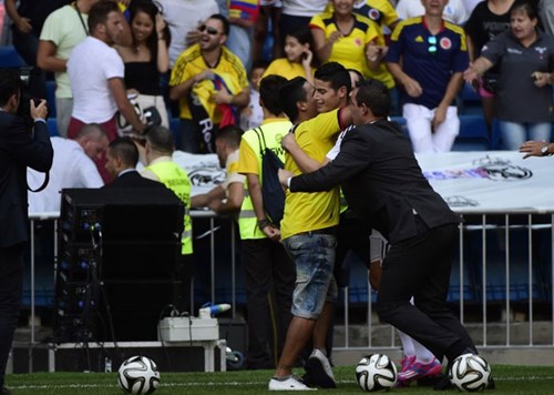 Fan cuồng lao xuống sân ôm hôn James Rodriguez