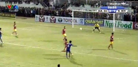 Tuyệt phẩm của Xuân Trường nâng tỷ số lên 3-1