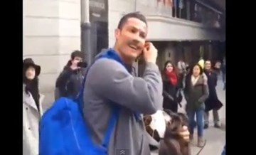 Ronaldo đội tóc, râu giả hù dọa fan nhí