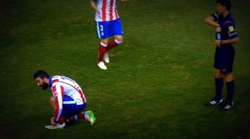Chết cười với pha ném giầy của tiền vệ Atl.Madrid