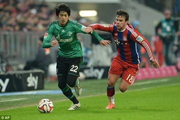 Chơi thiếu người, Bayern hòa may mắn Schalke