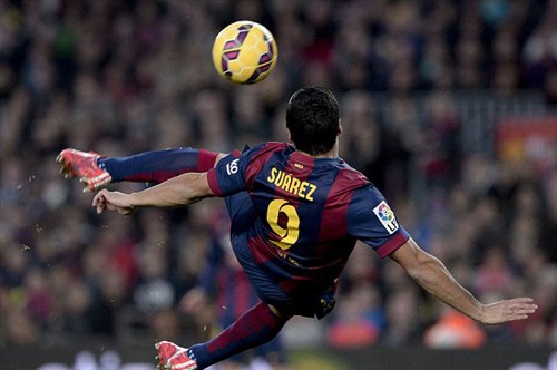 Quay chậm siêu phẩm ngả bàn đèn của Suarez