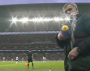 Chơi xỏ nhà đài, Mourinho cười khoái chí