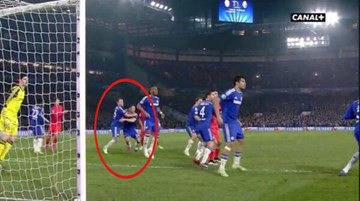 Hậu vệ Chelsea ôm nhau để Thiago Silva ghi bàn