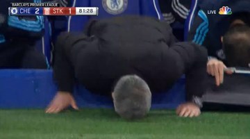 Bực với Cuadrado, Mourinho đập mặt xuống đất