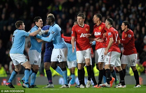 Những góc khuất của lịch sử derby Manchester