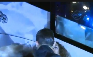 Ronaldo được fan nữ hôn sau trận gặp Atletico