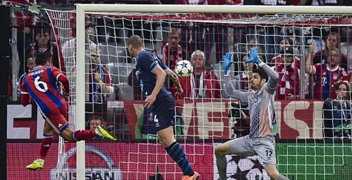 Alcantara đánh đầu mở tỷ số cho Bayern Munich