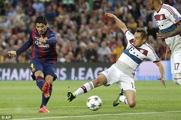 Suarez bỏ lỡ cơ hội mở tỷ số trong tình huống đối mặt Neur